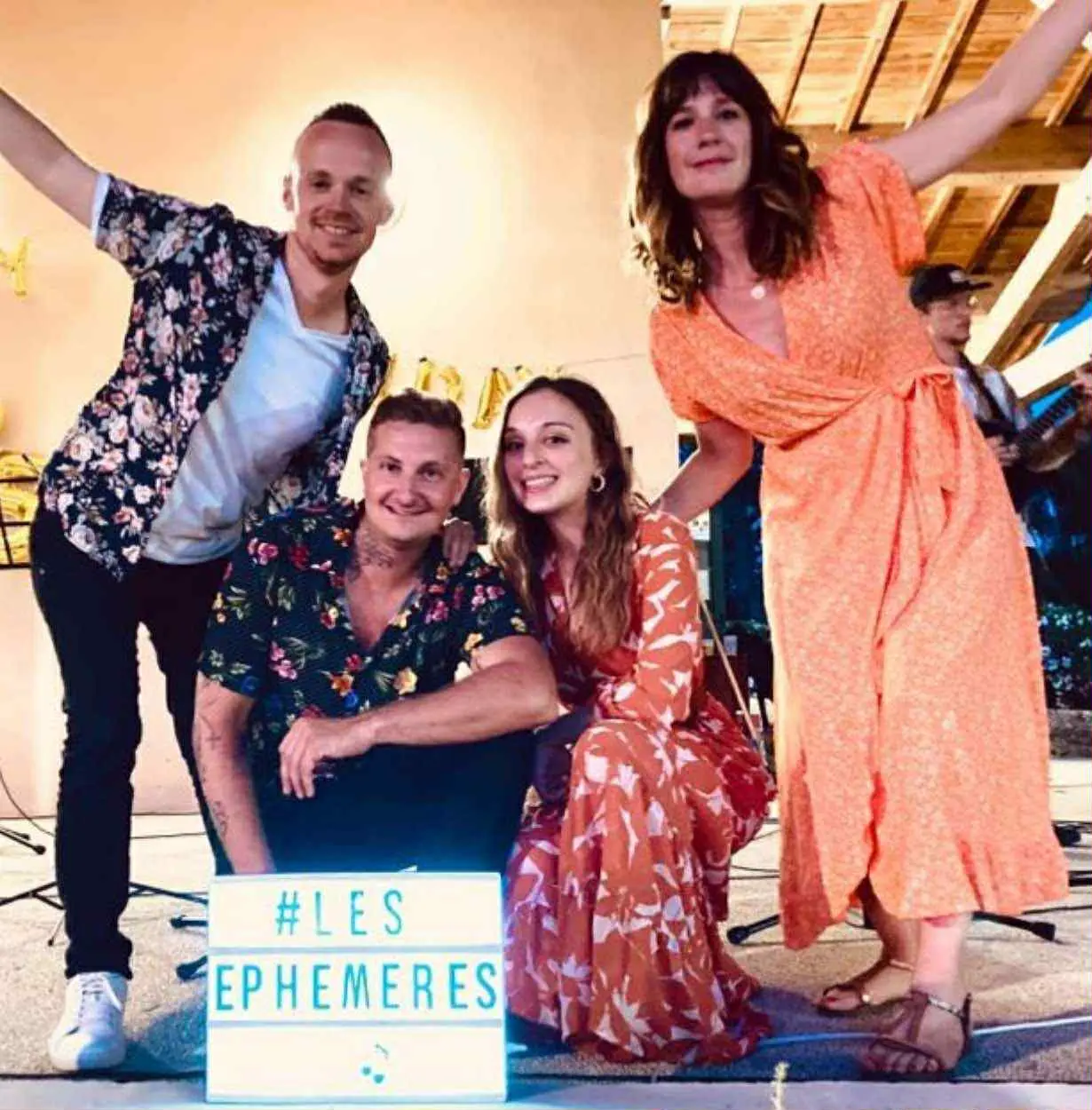 Les membres du groupe qui se compose de 2 hommes et de 2 femmess.