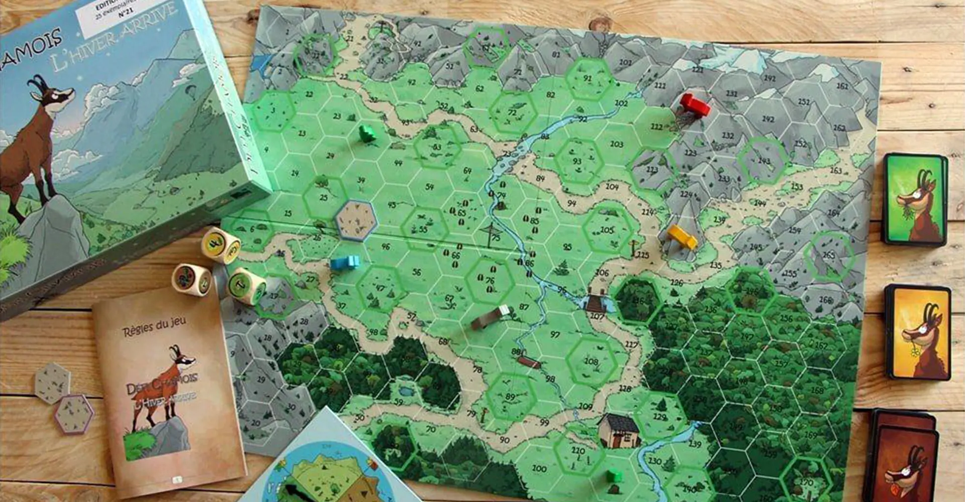 un plateau jeu avec des éléments autour