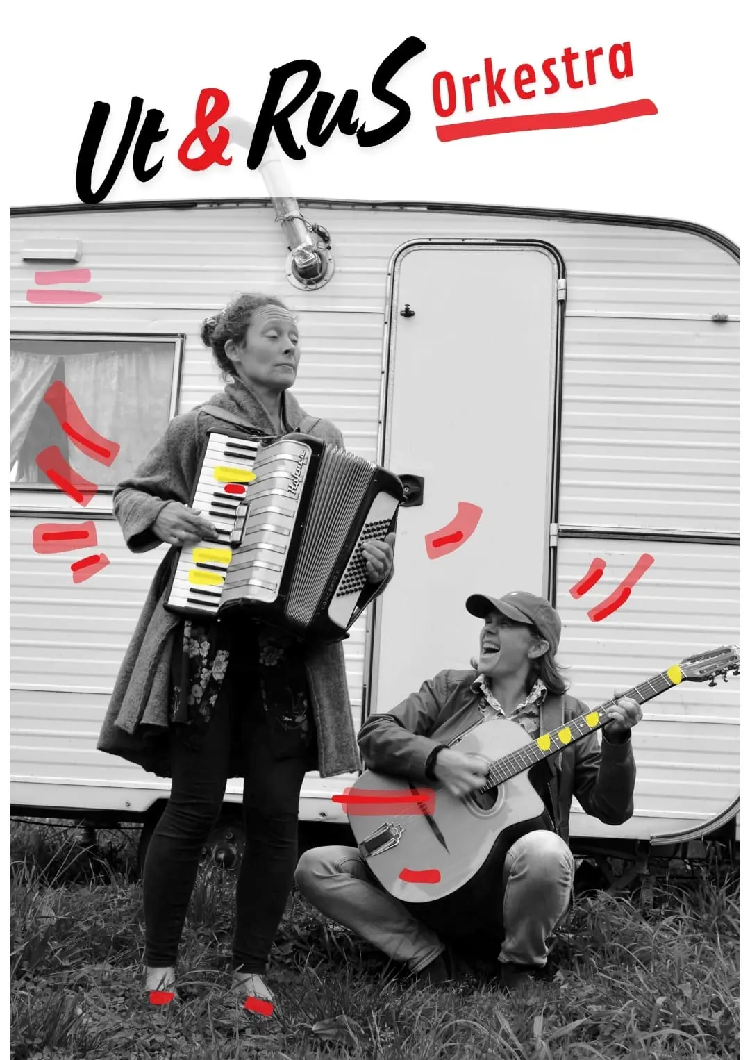 Une femme débout jouant de l'accordéon et un homme accroupi jouant de la guitare devant une carvane.