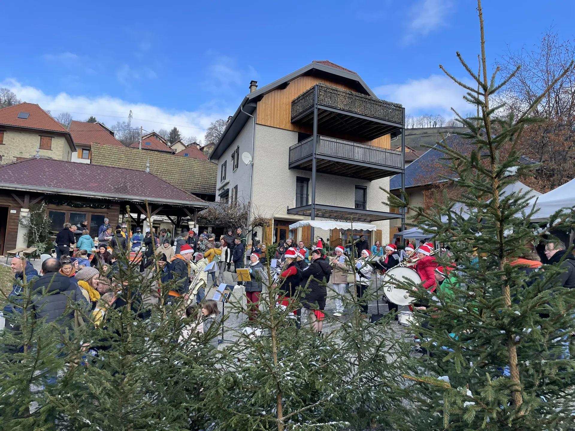foule au marché de Noël des Adrets