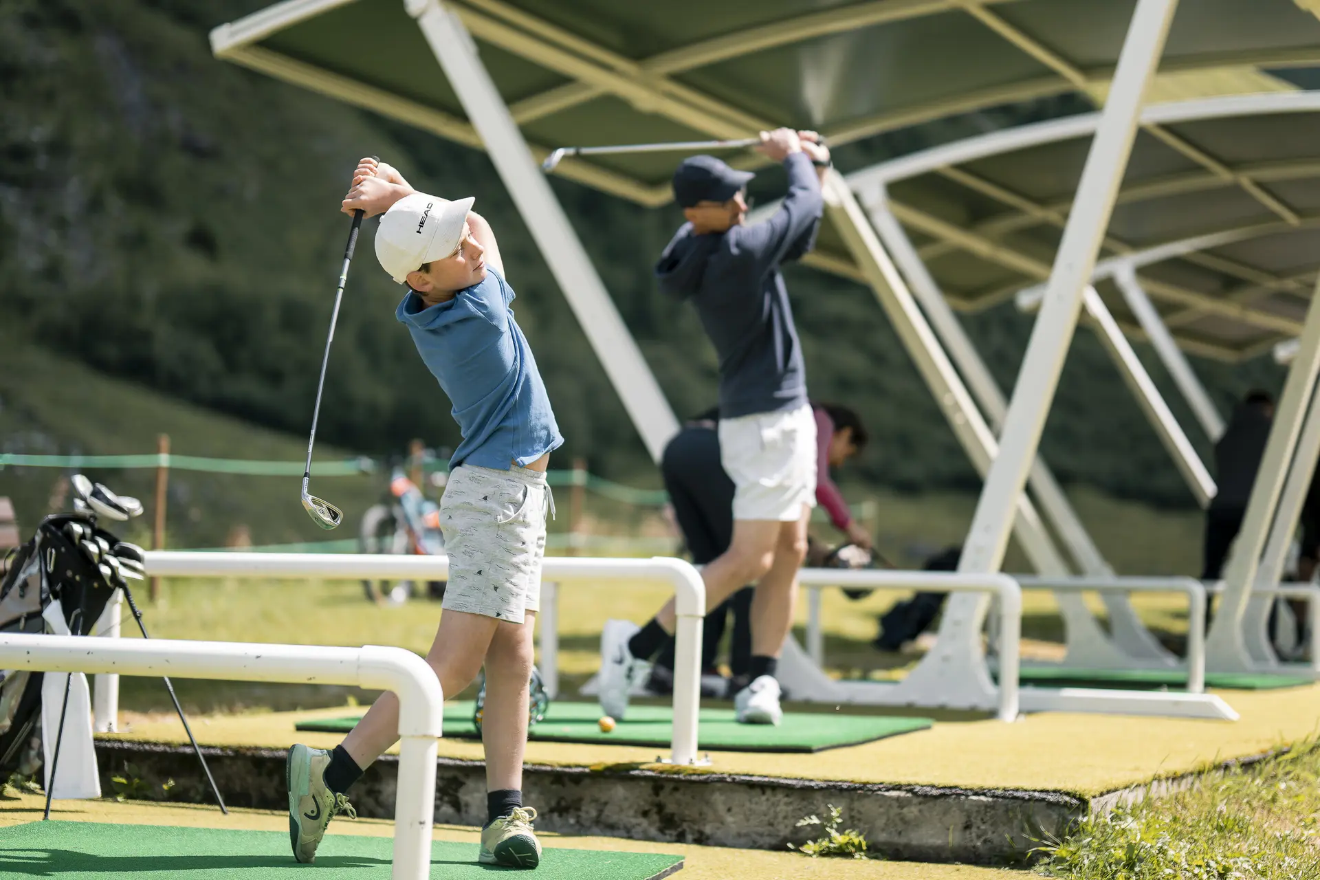 Famille qui joue au golf dans la Vallée du Manchet à Val d'Isère