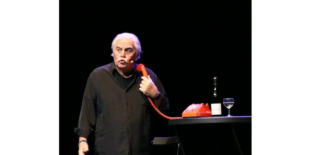 Serge Papagalli seul en scène pour son spectacle Les guêpes aiment l'andouillette.