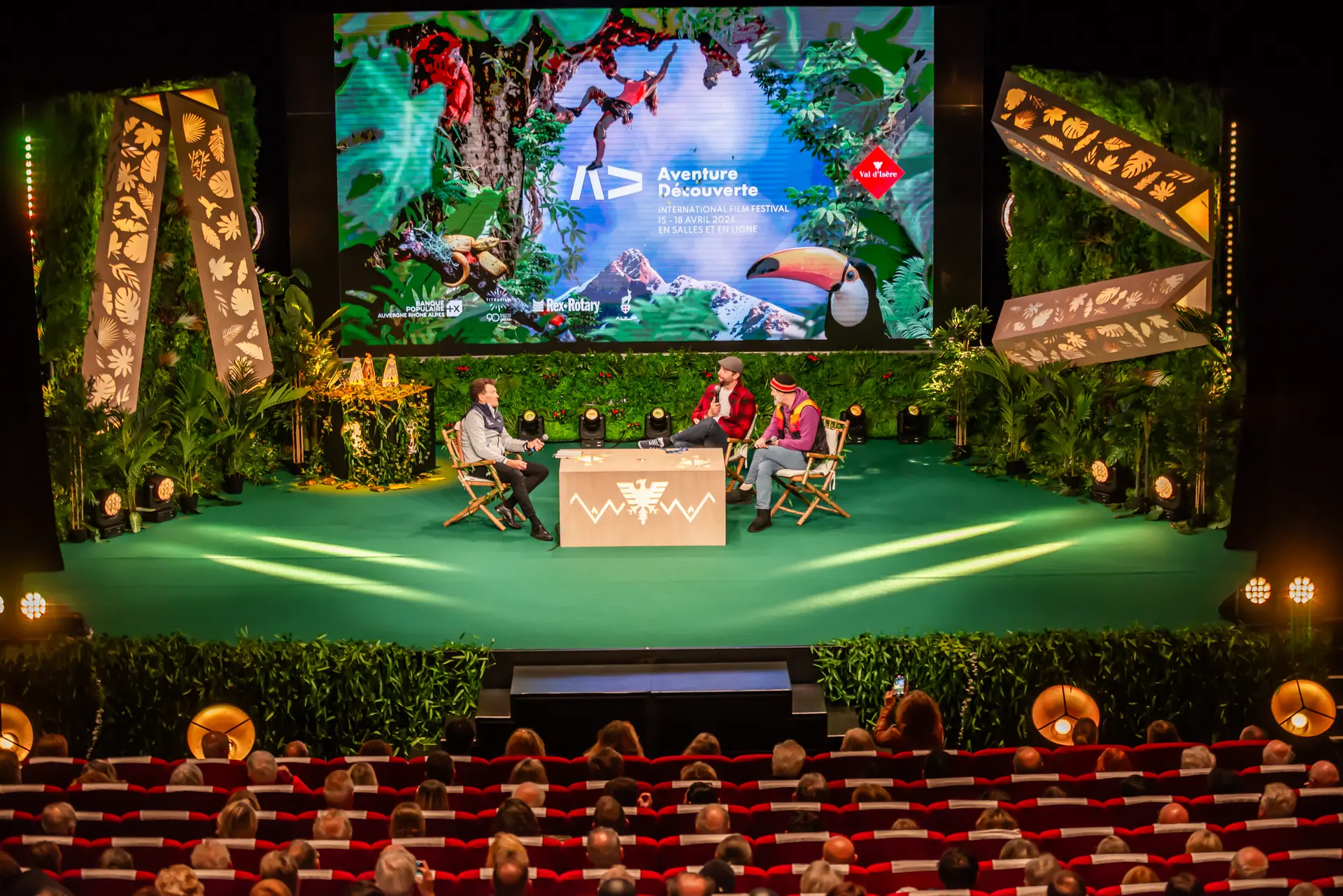 Scène de l'Auditorium du Centre de Congrès avec Sylvain Tesson et les réalisateurs - Festival International du Film Aventure & Découverte édition 2024