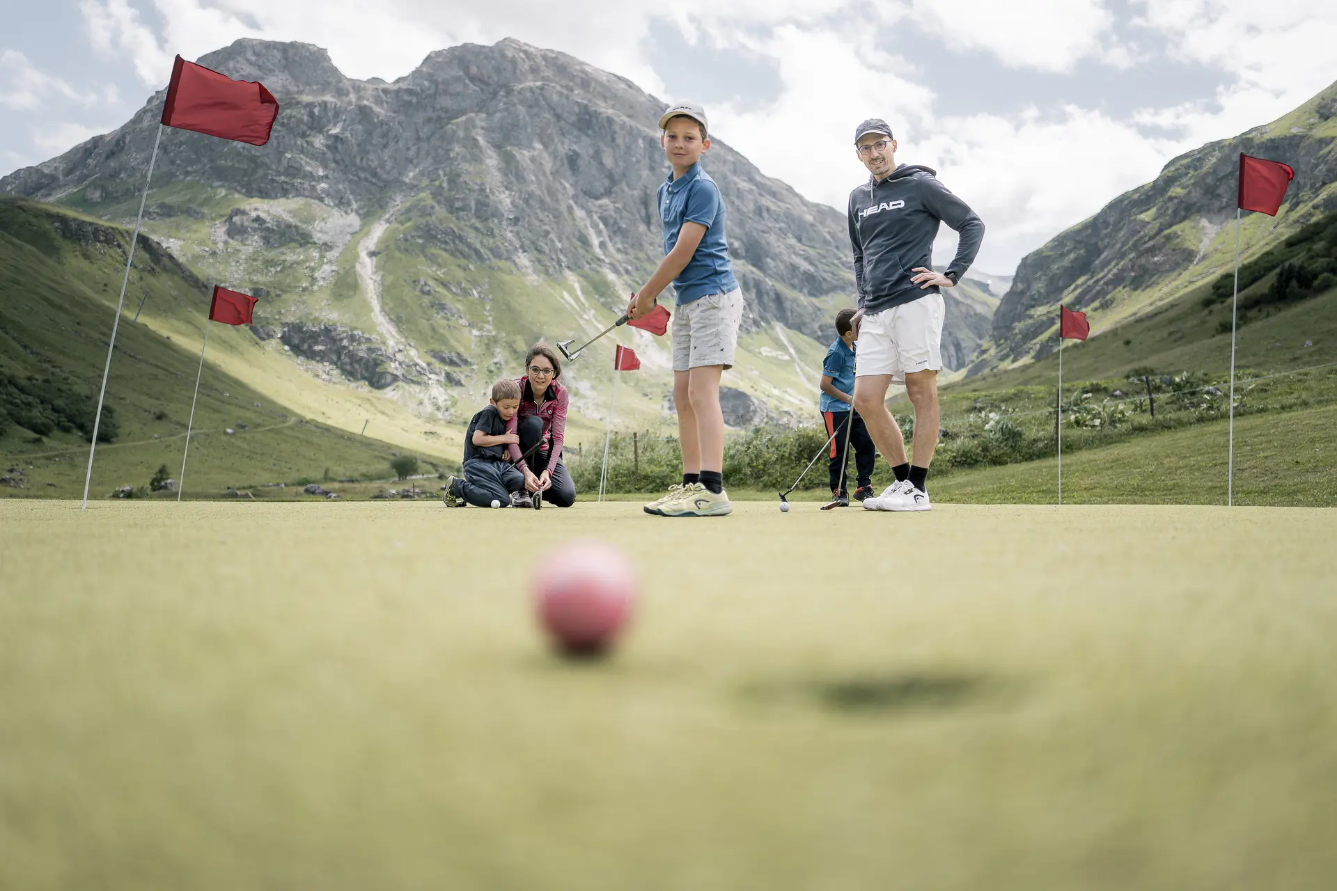 Famille qui joue au golf dans la Vallée du Manchet à Val d'Isère