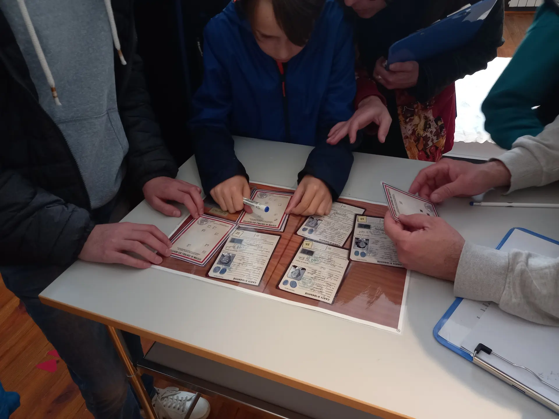 Un groupe en train d'examiner des indices