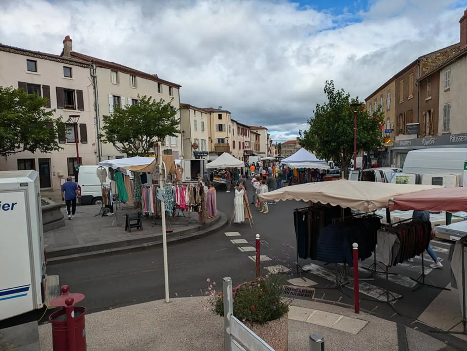 Marché local de Vic le Comte les jeudis matins