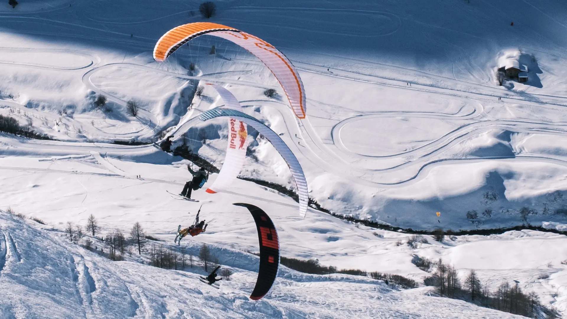 Trois speedriders dans la vallée du Manchet à Val d'Isère
