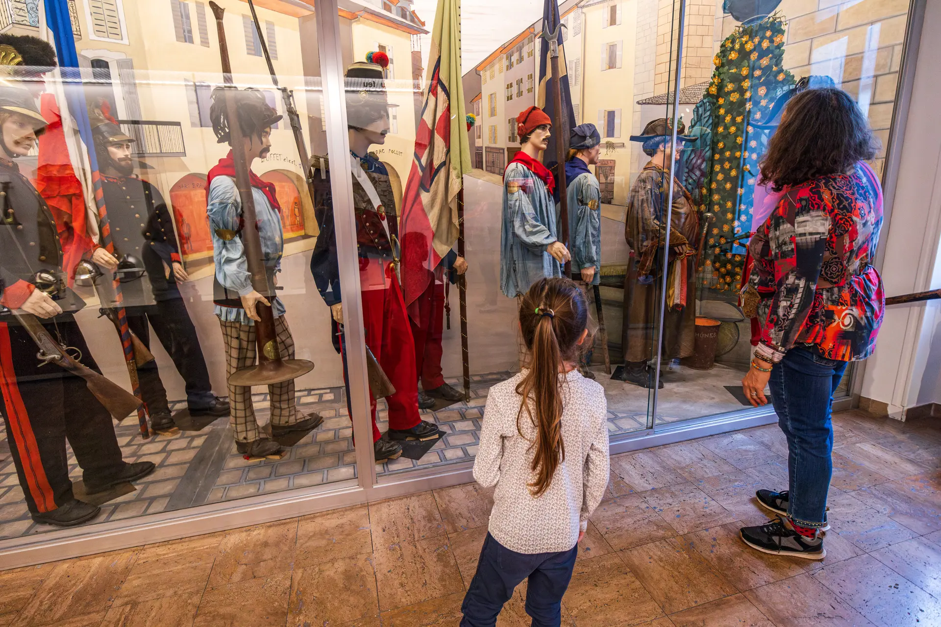 vitrine d'habits d'époque au musée patrimonial de Thônes