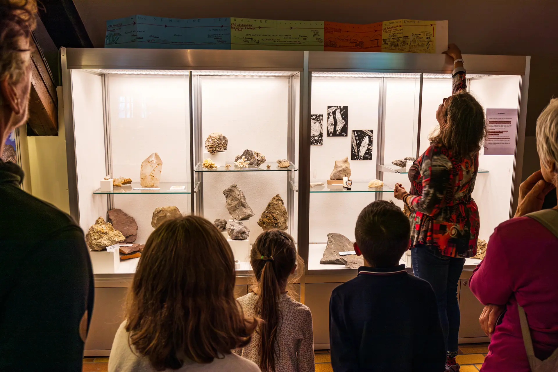 explication des artefacts présents dans les vitrines du musée patrimonial de Thônes