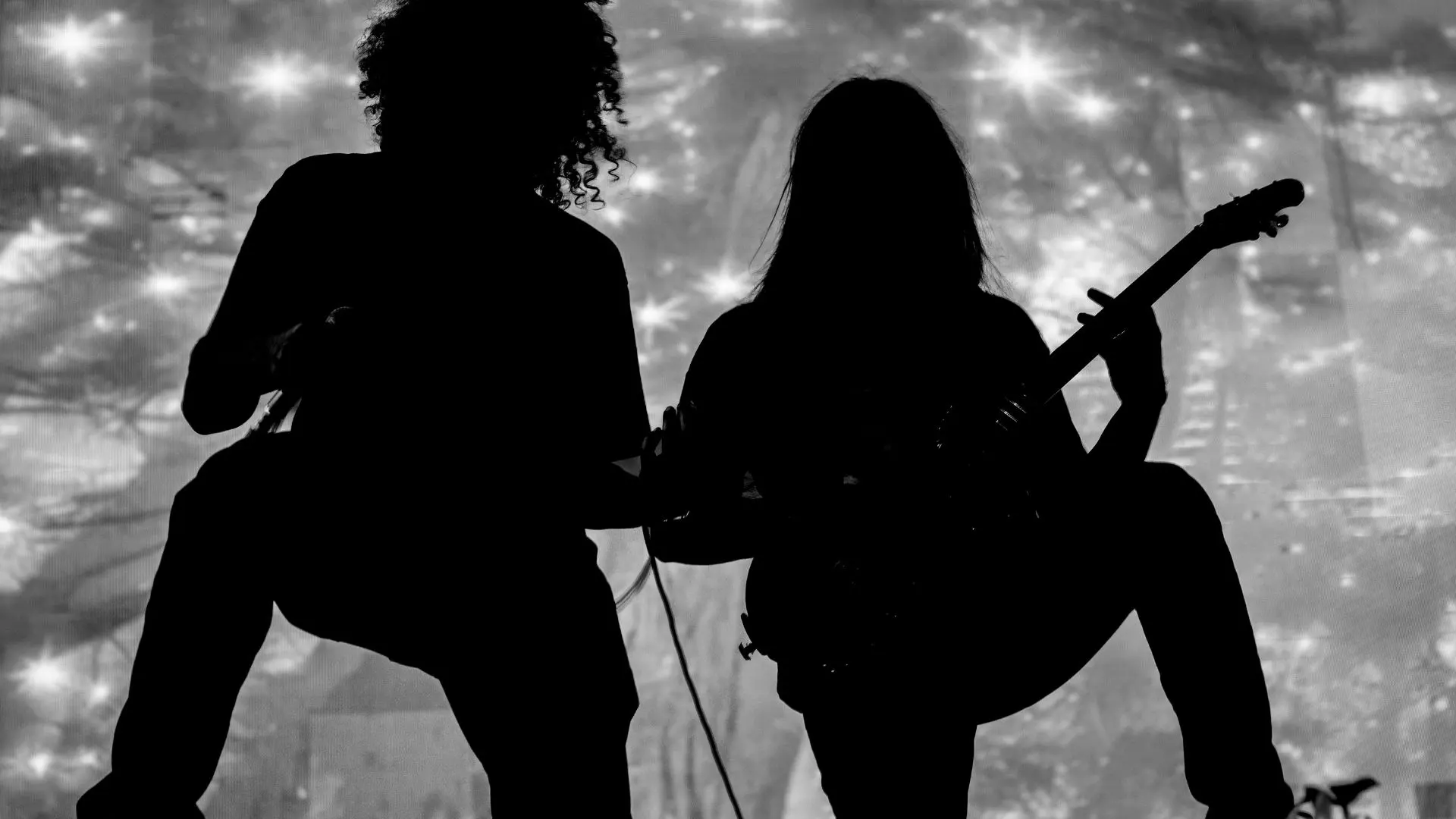 deux guitaristes rock sur scène