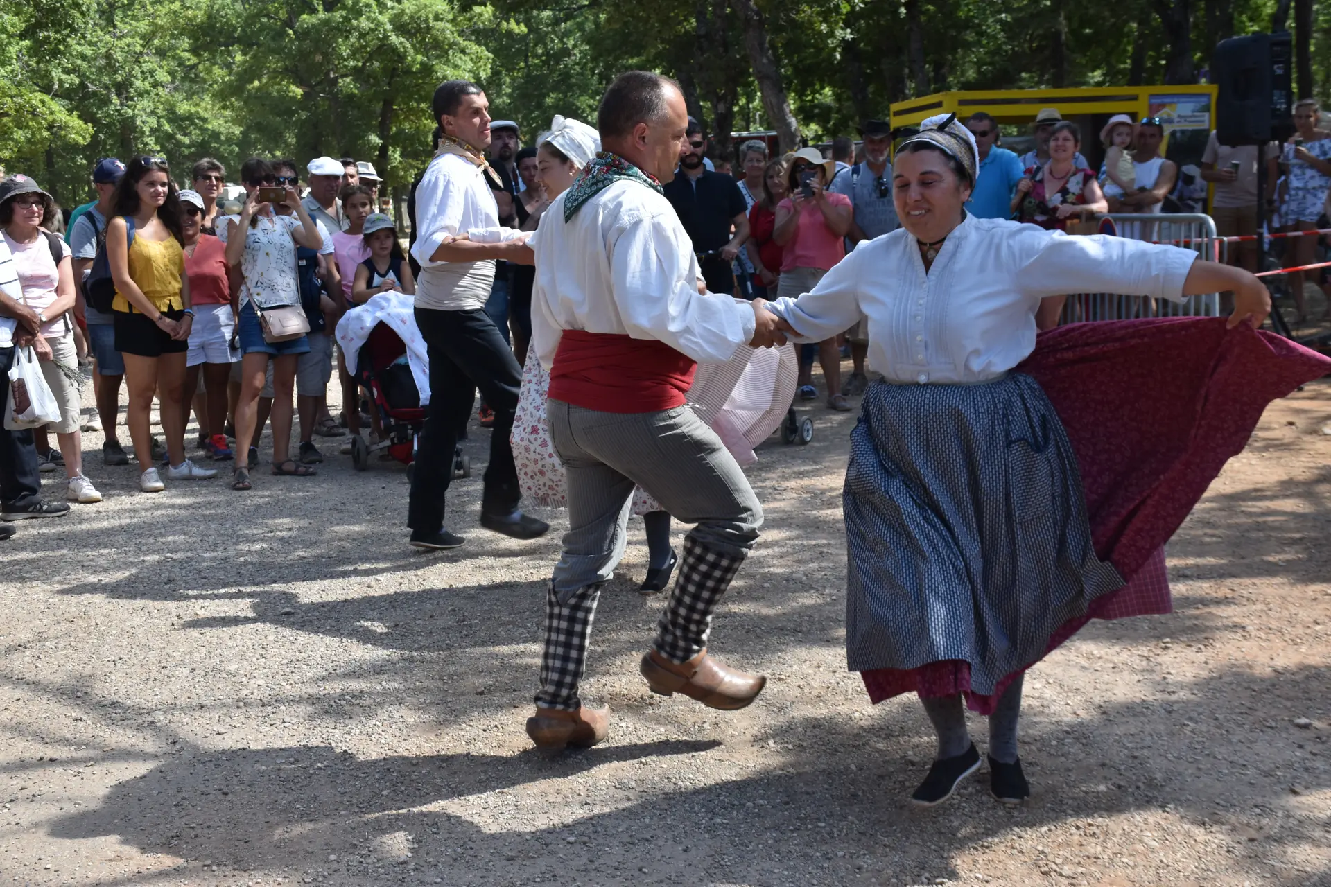 Défile des groupes folkloriques provençaux