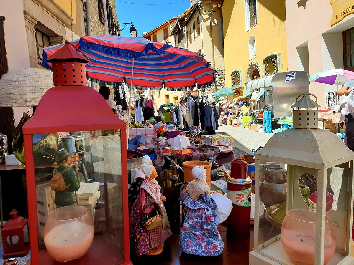 Vide-greniers dans le village d'Allos