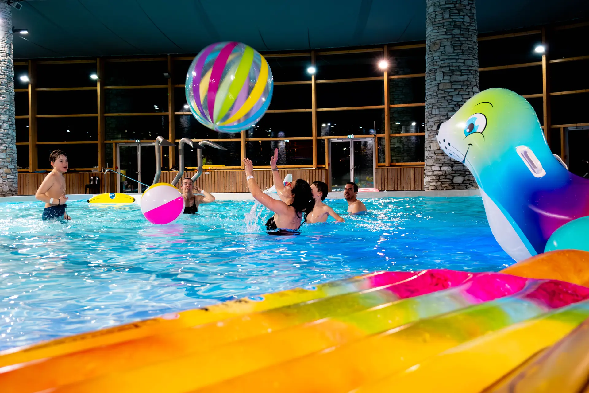 Nocturnes avec animation bouées au Centre Aquasportif de Val d'Isère