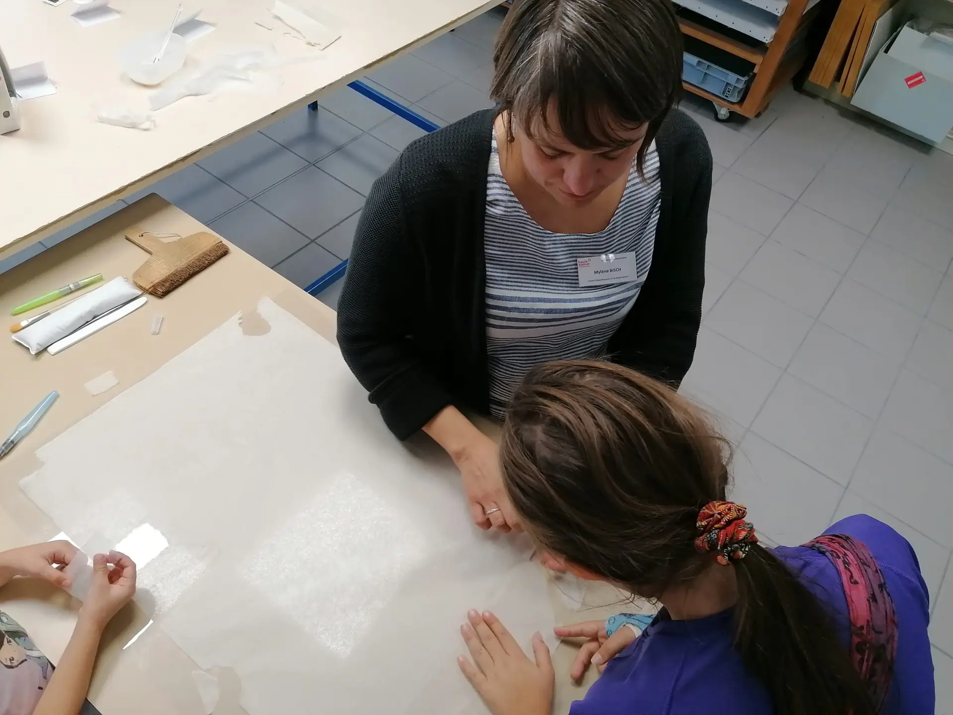 Un document à l'atelier de conservation - restauration des Archives départementales de la Haute-Savoie