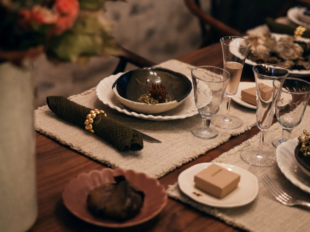 photo représentant de la vaisselle sur une table décorée pour les fêtes
