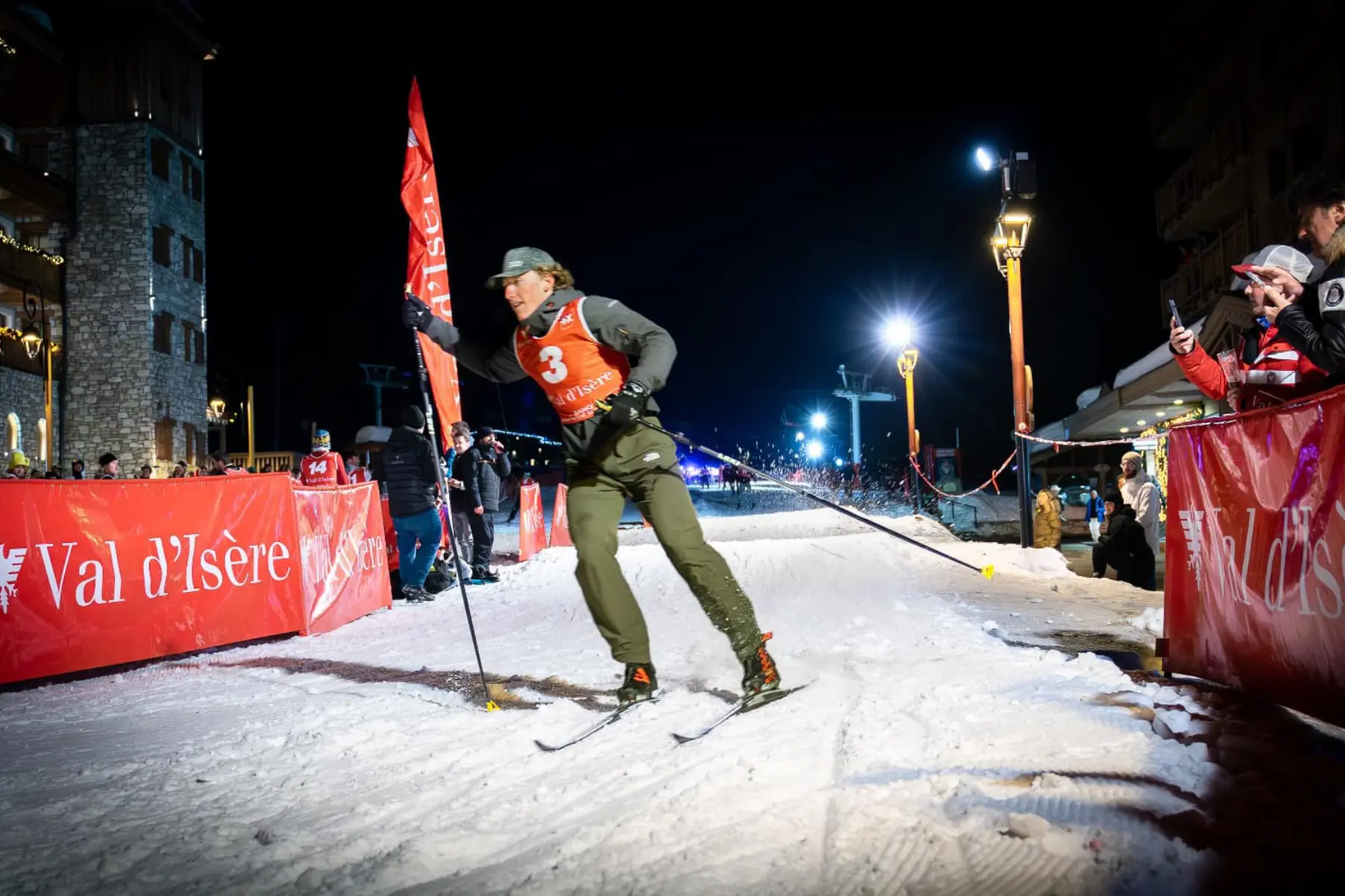 Skieur lors de la cours de ski de fond nocturne à Val d'Isère