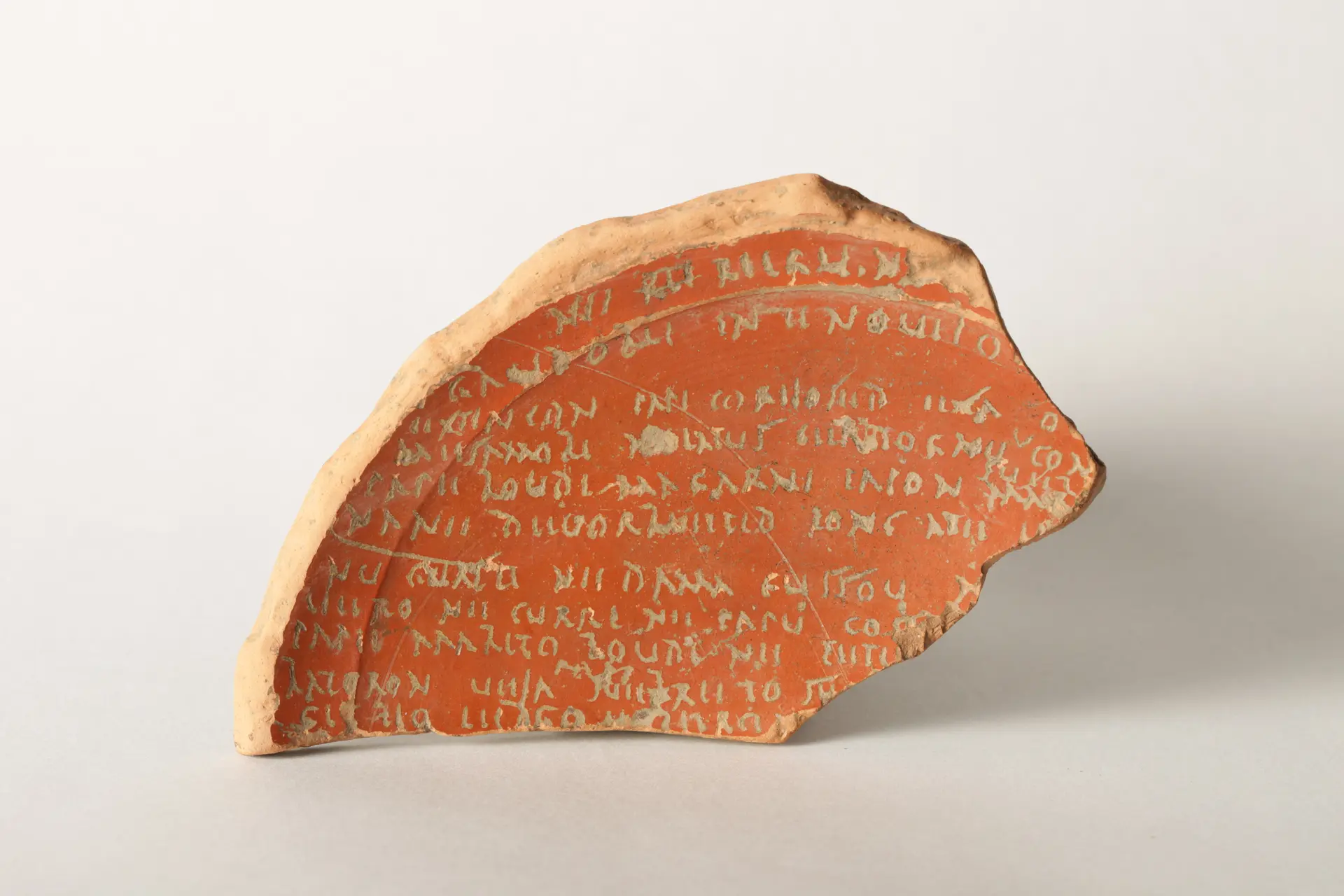 Assiette sigillée avec inscriptions