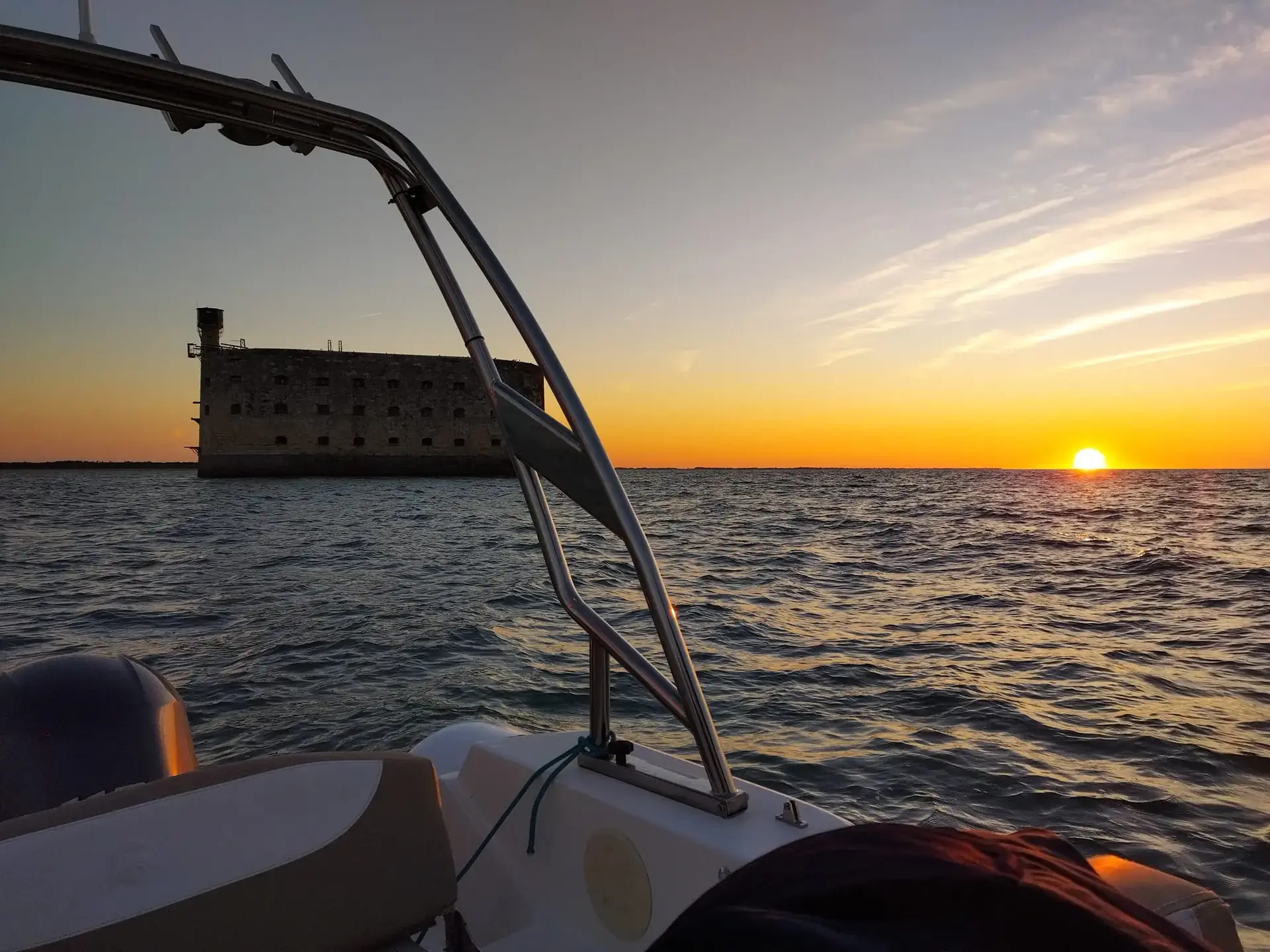 Coucher de soleil en mer à bord du Loup des mers pour un apéro face au Fort Boyard