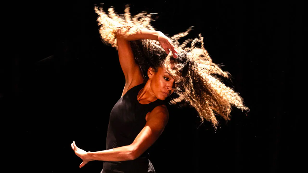 danseuse avec chevelure ondulée qui tourne sur scène