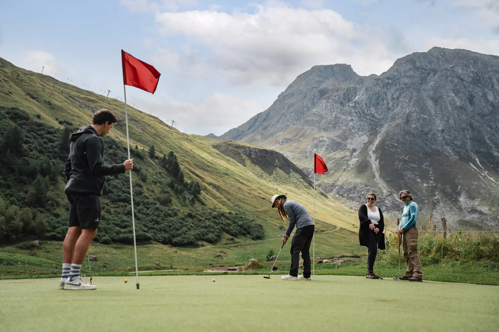 Famille qui joue au golf dans la Vallée du Manchet à Val d'Isère