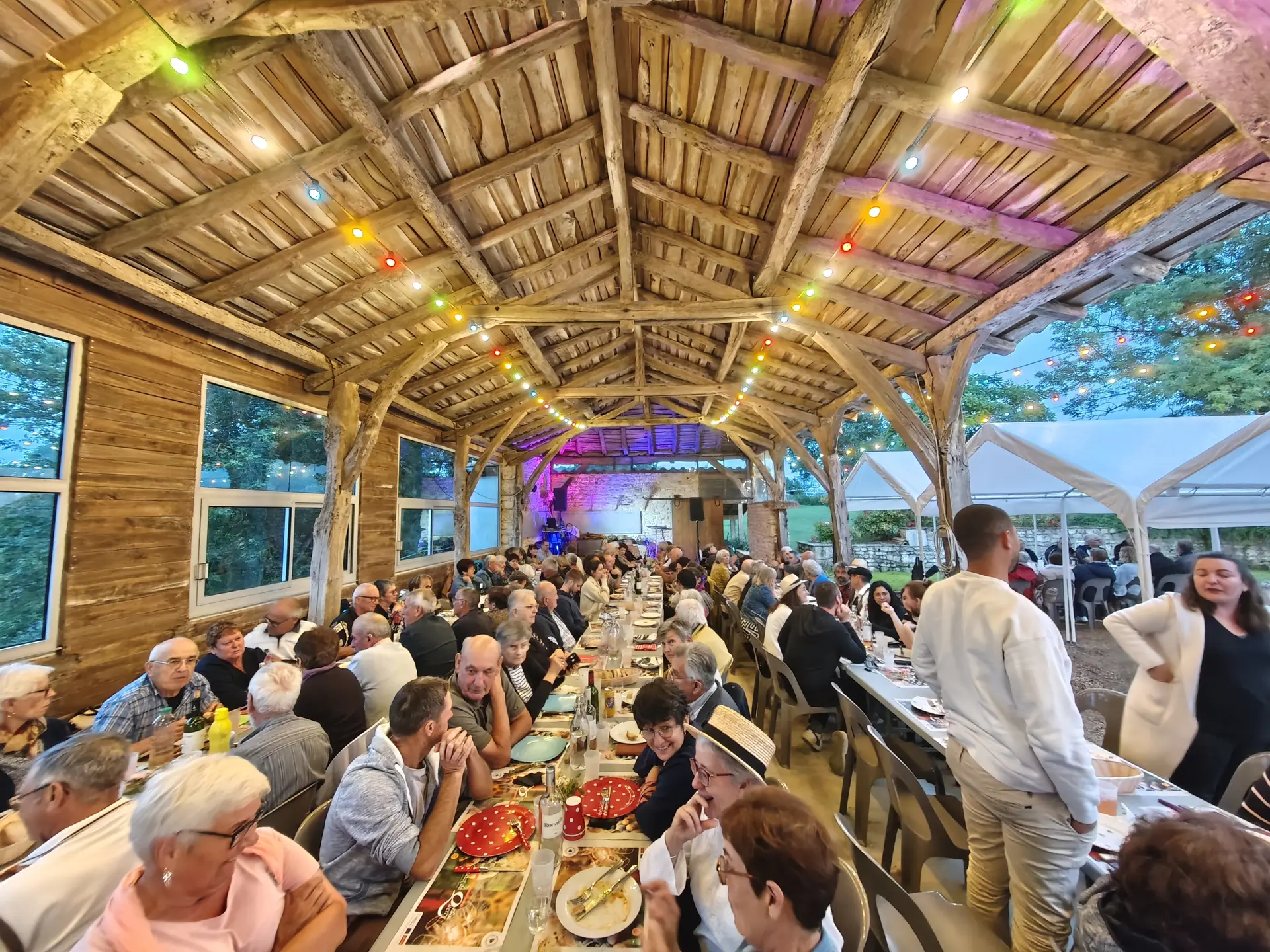 12€/adultes et 5€/enfants moins de 12 ans (hors boissons) N'oubliez pas vos couverts.