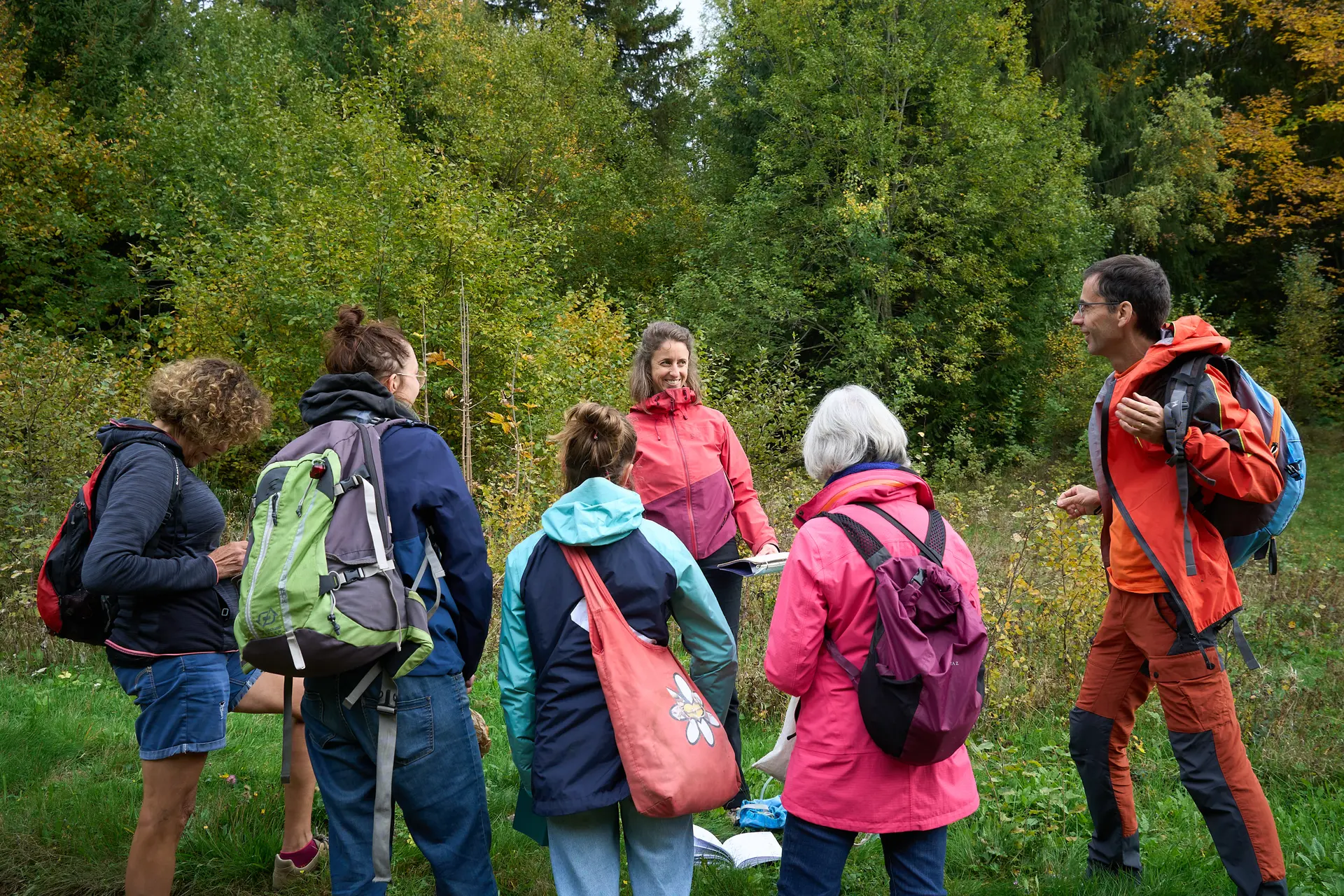 Un groupe de promeneurs lors d'une balade botanique.