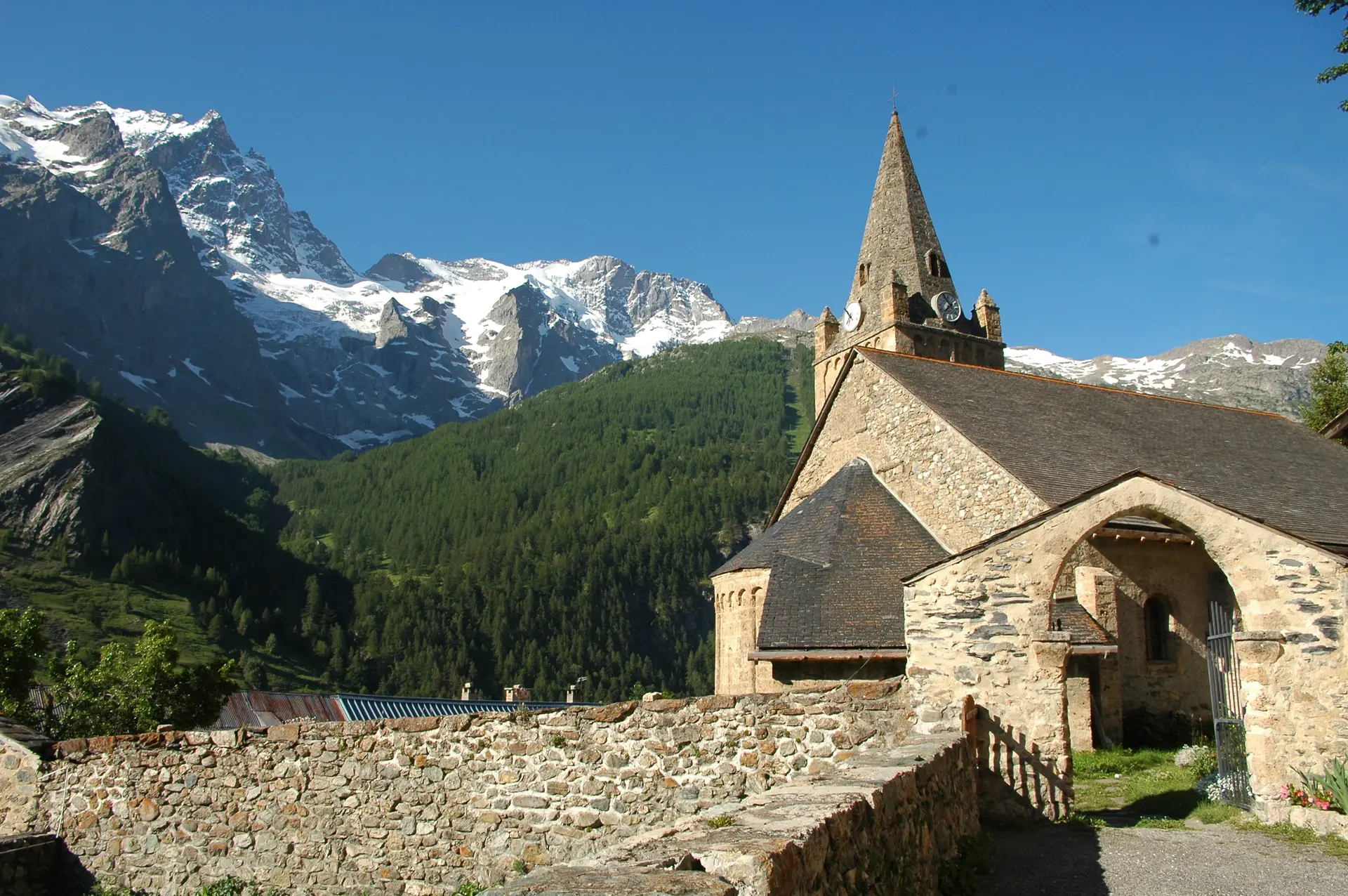 L'Eglise Notre Dame de l'Assomption, sur la place de laquelle a lieu la bénédiction des piolets ainsi que la messe