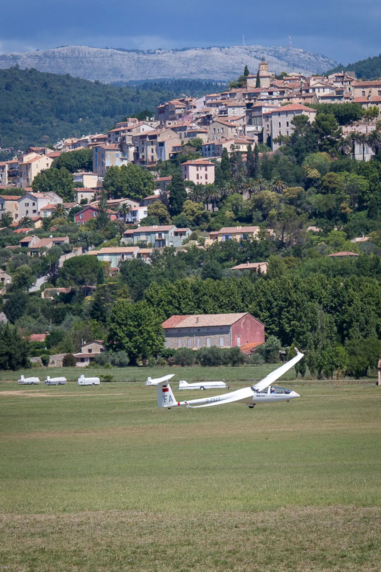 l'aérodrome et le village de Fayence