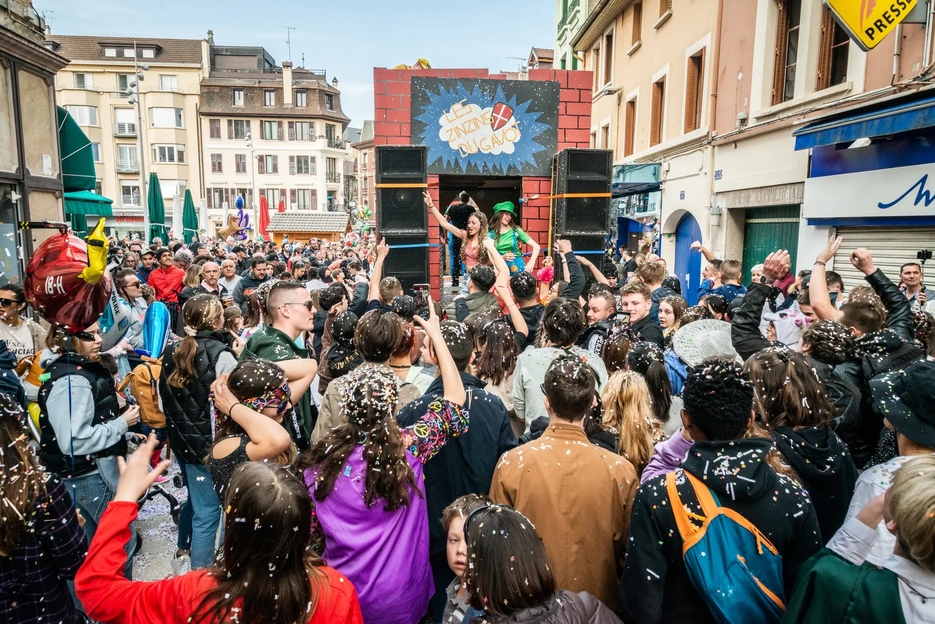 Une pluie de confétis sur une foule rasemblée Square Aristide Briand