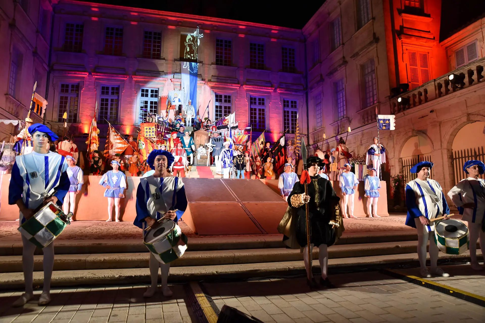 Devant le château de Simiane