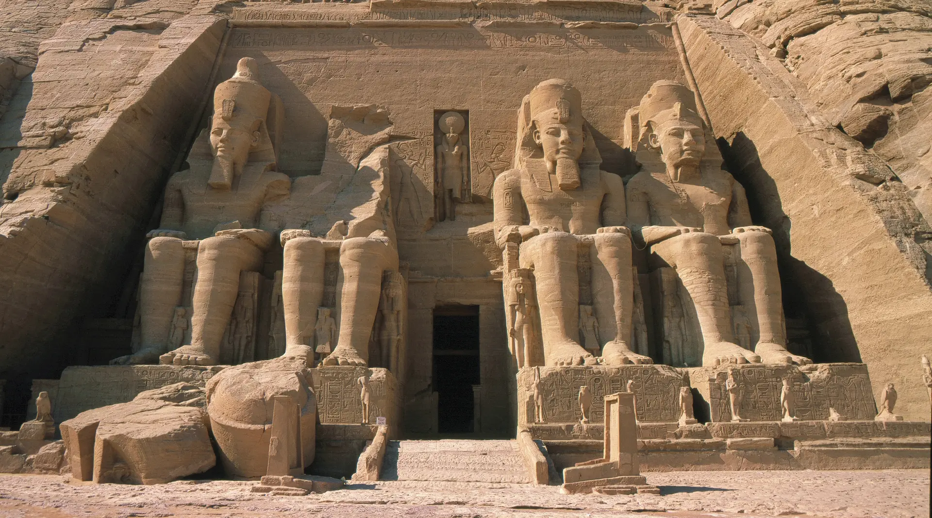 Statues colossales de Ramsès II, entrée du temple d’Abou Simbel, vers 1260 av. J.-C, Abou Simbel