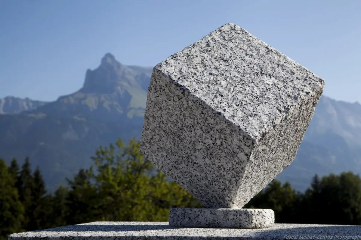 Cube taillé dans du granit entreprise Laurenzio