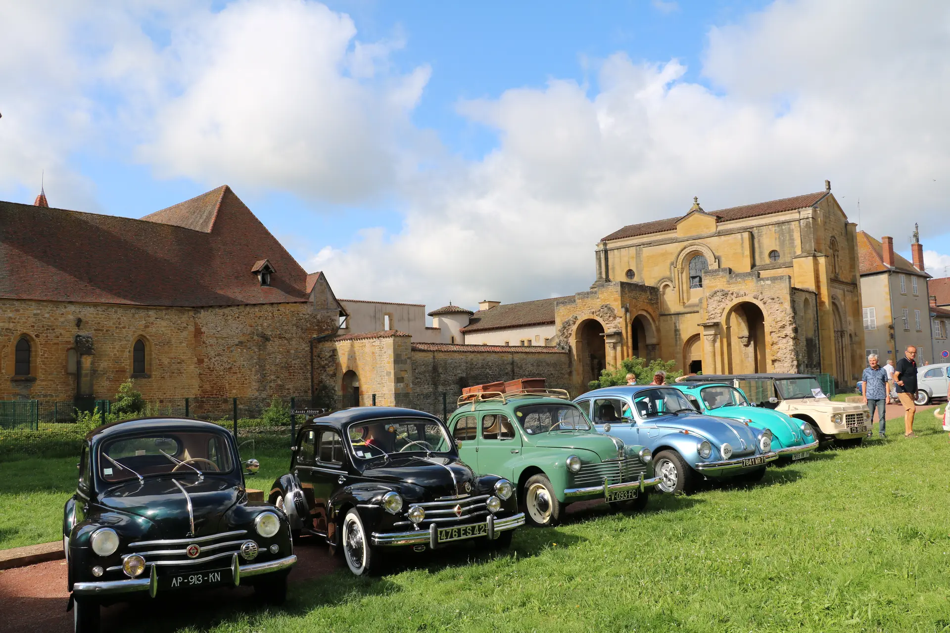 Rassemblement automobile à Charlieu - place de l'abbaye