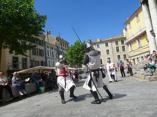 Fête Médiévale à La Bastide des Jourdans : L'histoire des 800 ans des limites du village_La Bastide-des-Jourdans