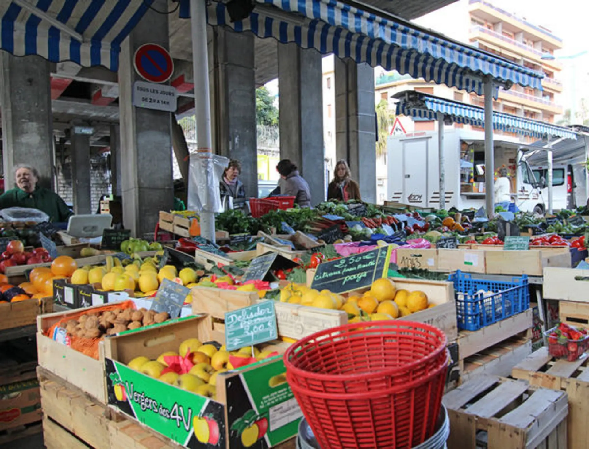 Etales de fruits et légumes - Marché du Careï