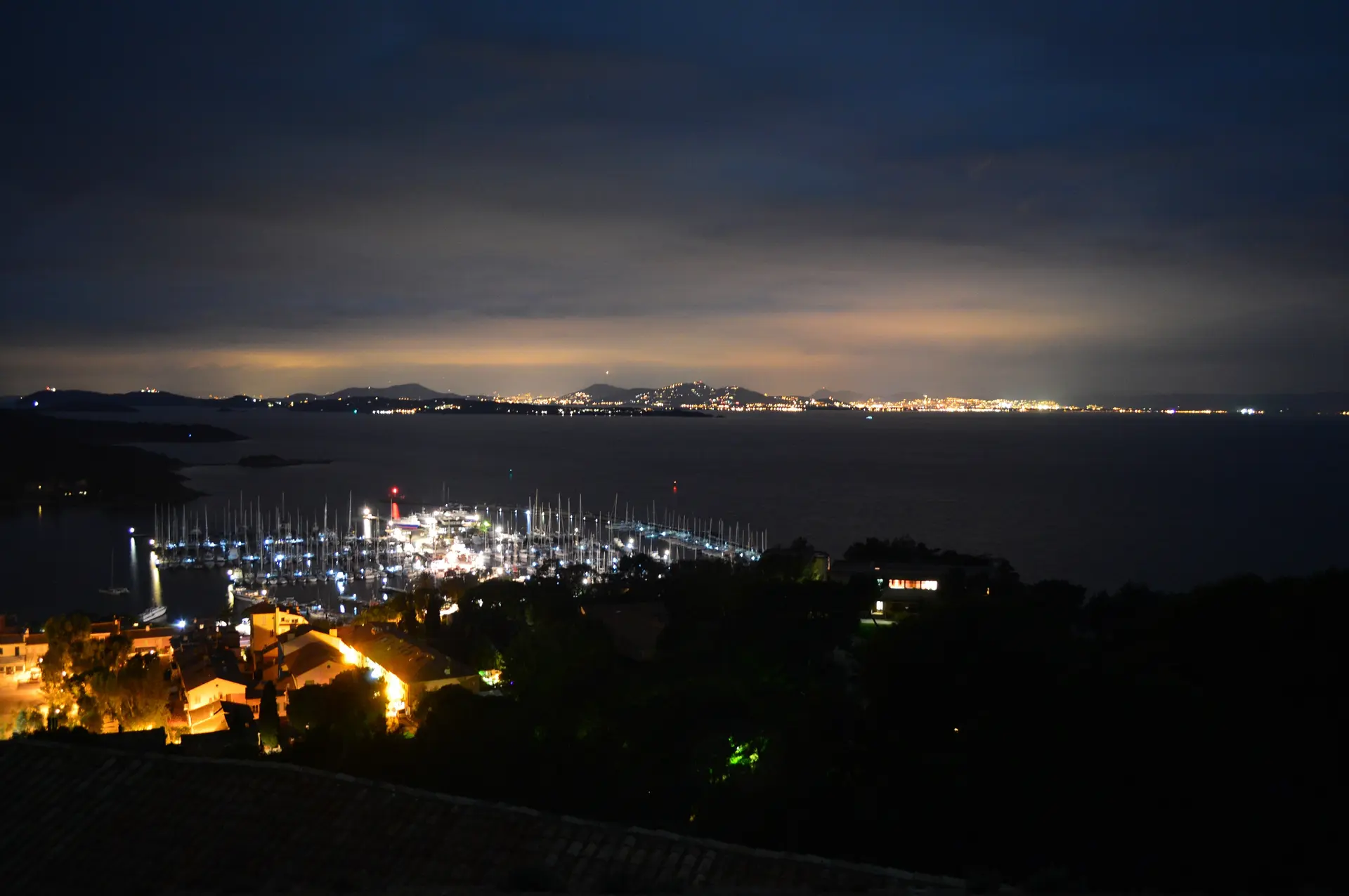 Vue nocturne du port et du village de Porquerolles