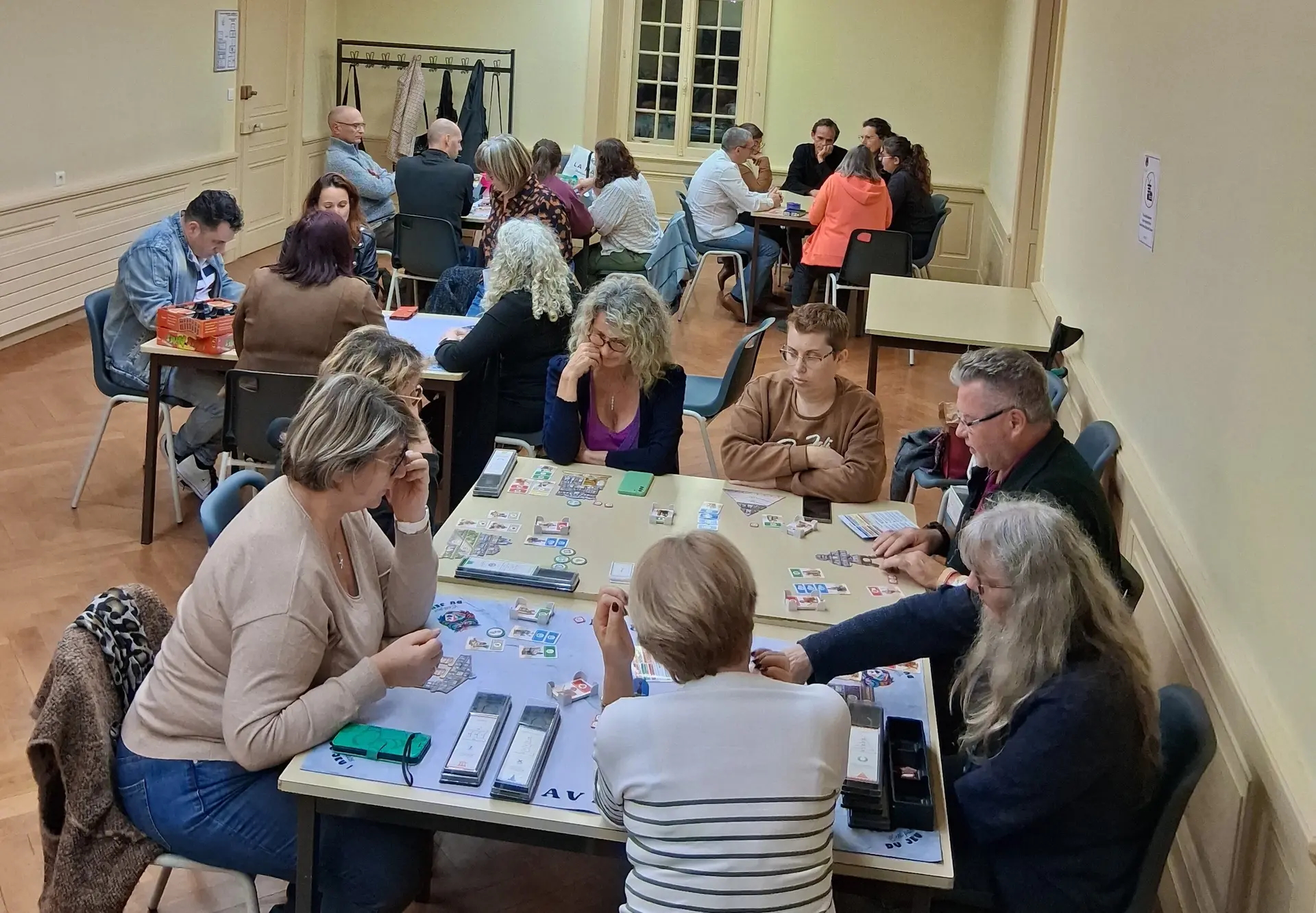 une photo montrant des personnes qui jouent à des jeux de société