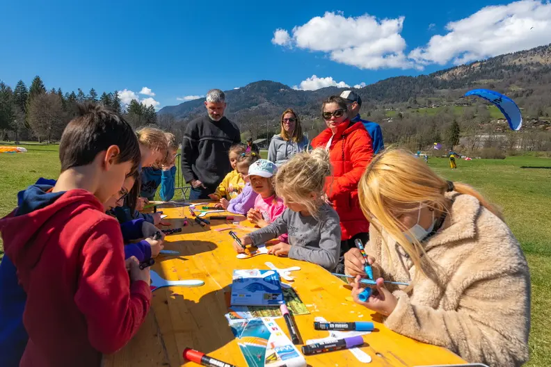 Des enfants aux ateliers créatif du Test'ival de parapente 2025