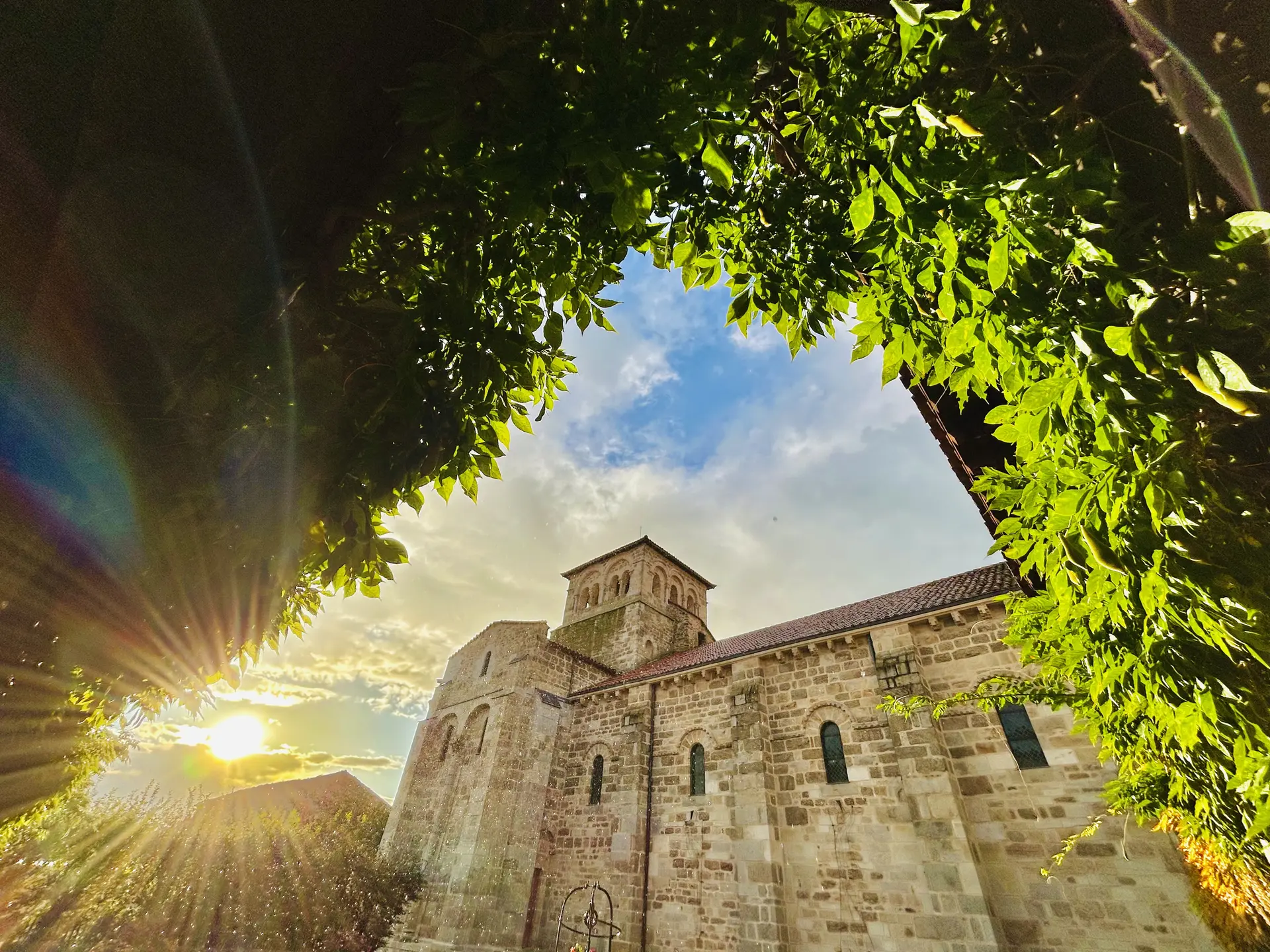 cloître du prieuré bénédictin de Champdieu