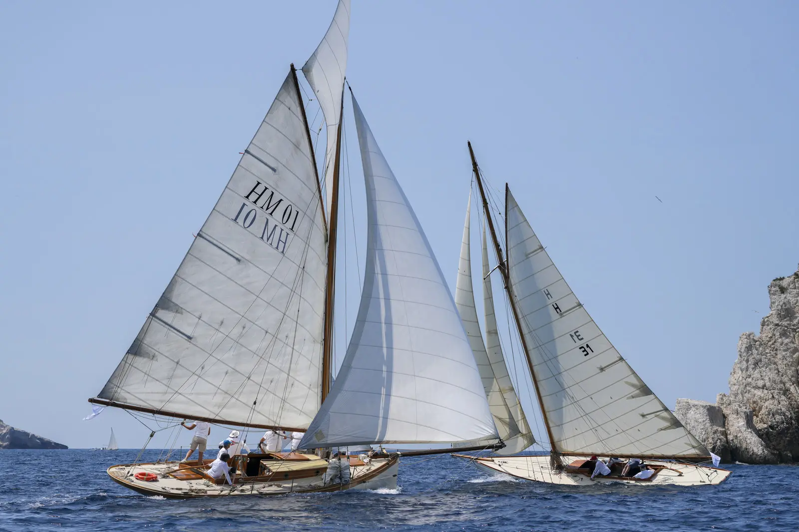 deux voiliers qui naviguent et se croisent