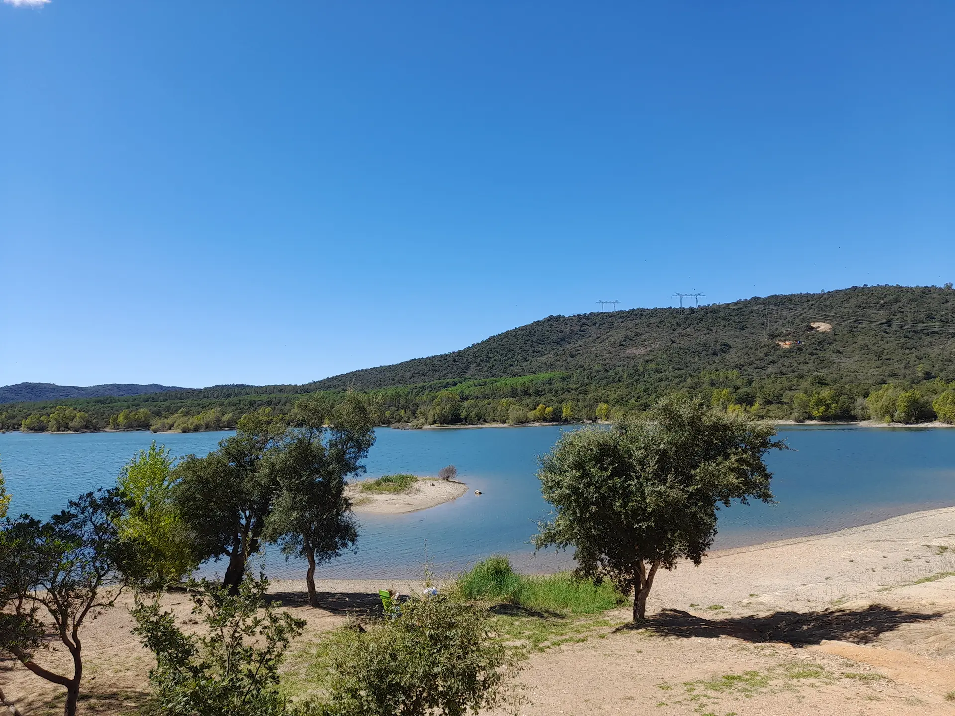 Vue sur le lac de Saint-Cassien