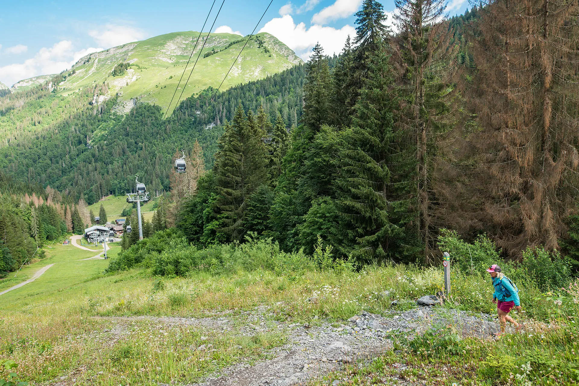 Un peu aprèsle départ : vue sur la télécabine d'Ardent et la montagne de Chavache en arrière plan