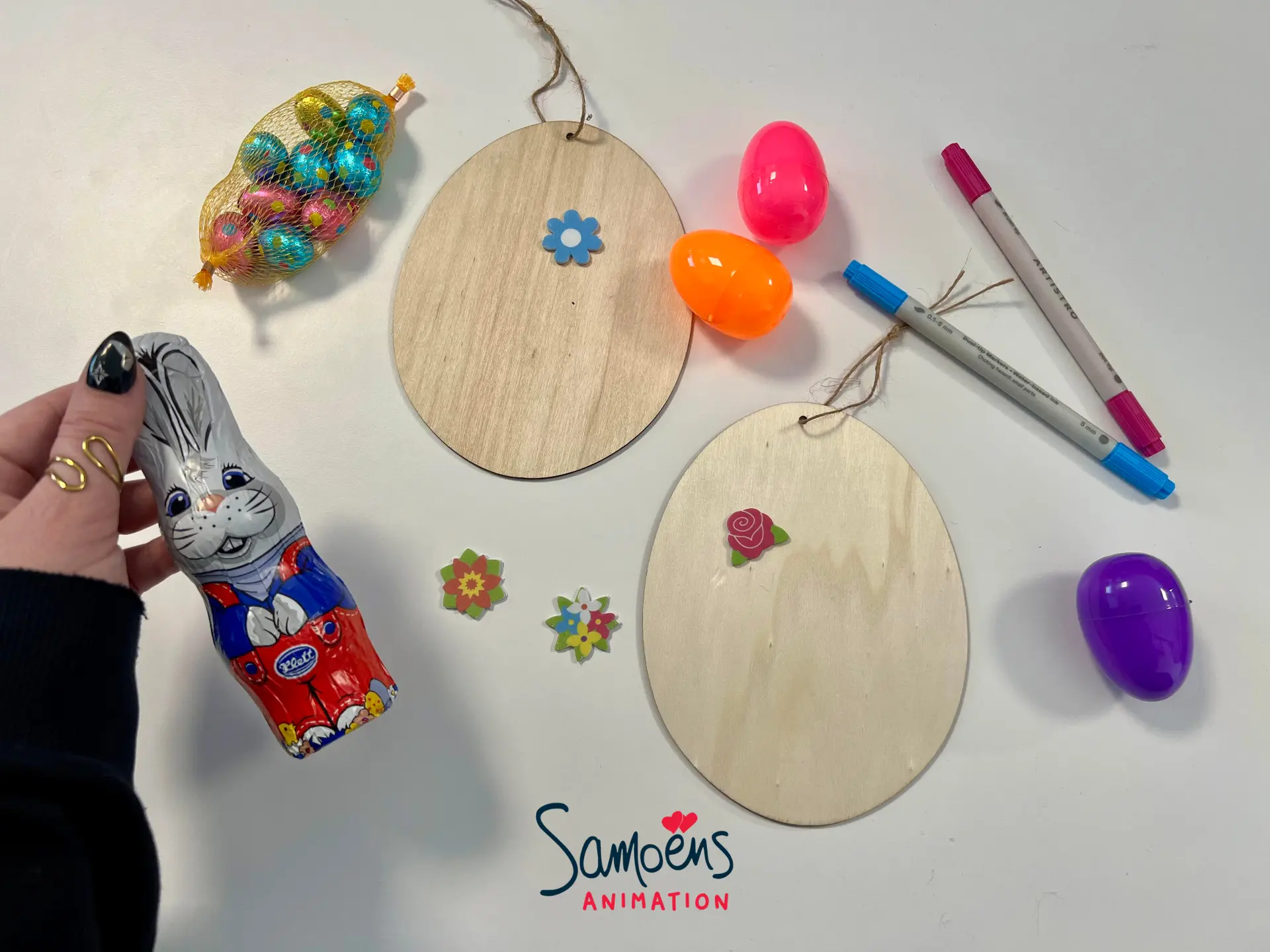 Ensemble du matériel de l'atelier créatif + chocolats de la chasse aux oeufs