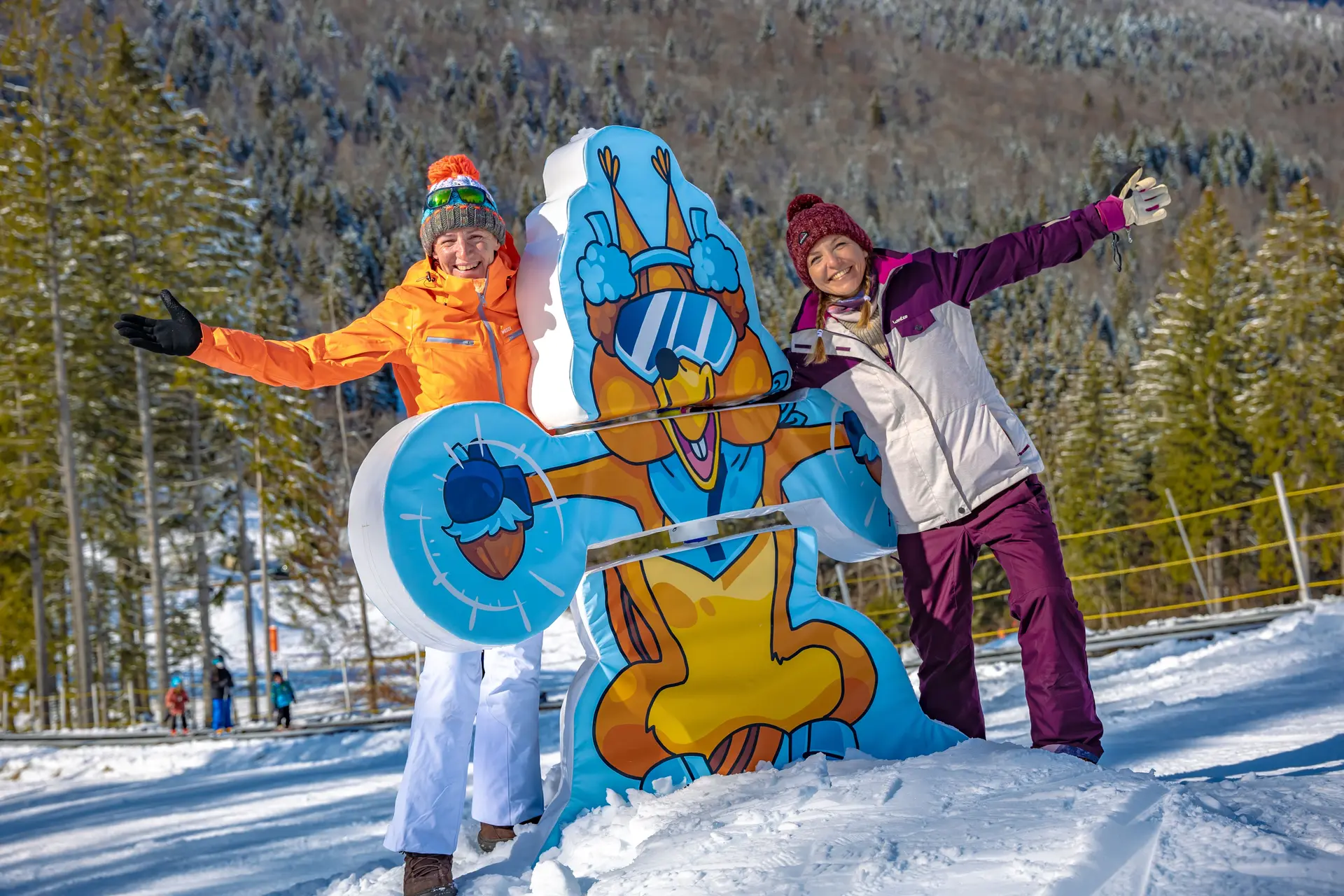 Touristes avec la mascotte