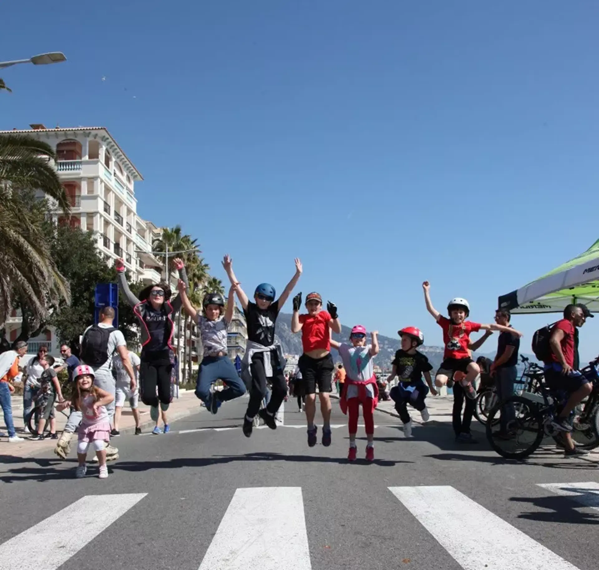 Piétons, vélos et trottinettes sur la Promenade du Soleil