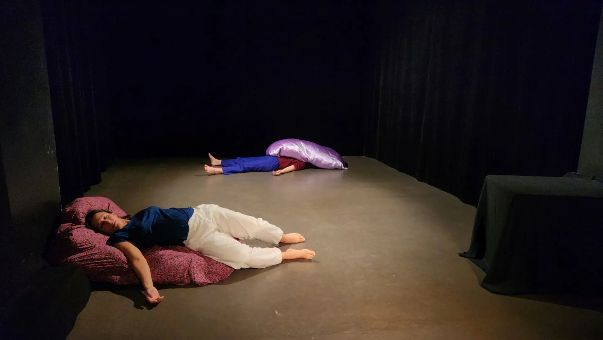 artistes couchées sur scènes