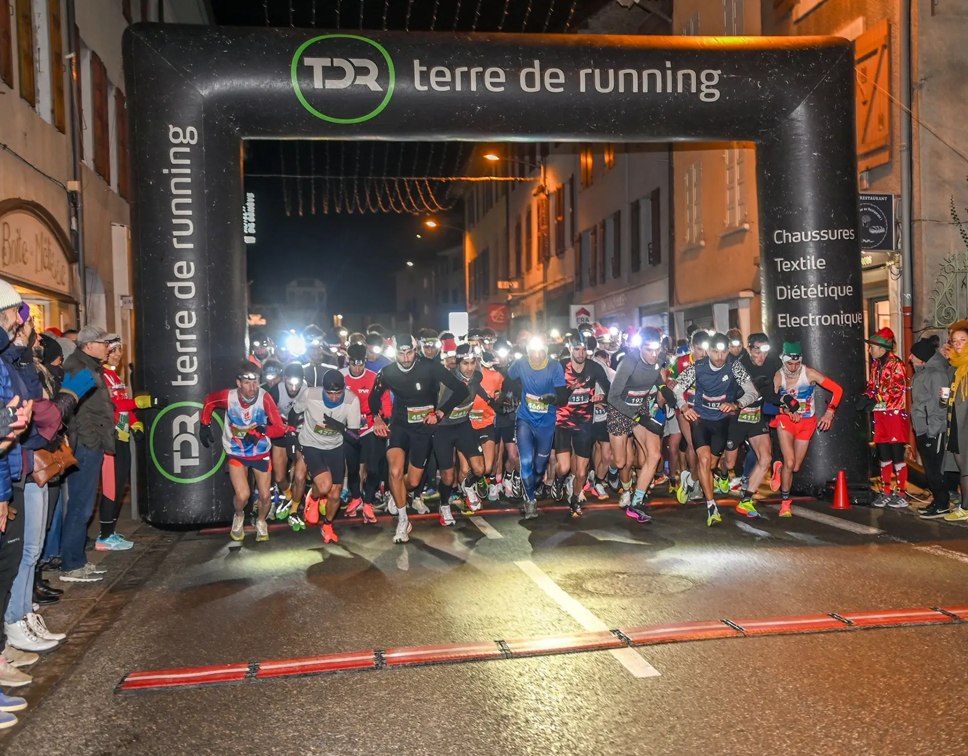 coureurs au départ du centre-ville de Faverges