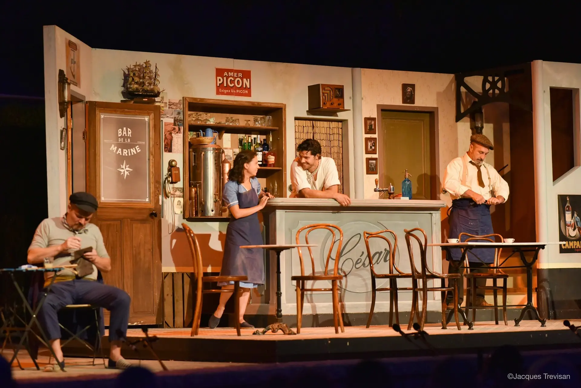 Frauen und Männer in einer typisch provenzalischen Bar