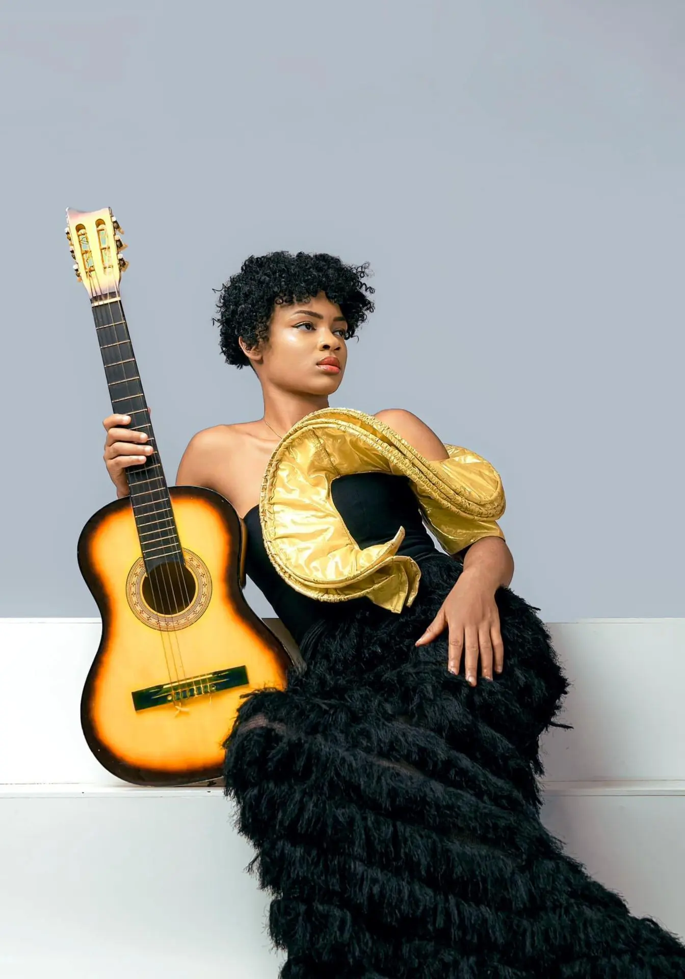 artiste robe de gala et guitare