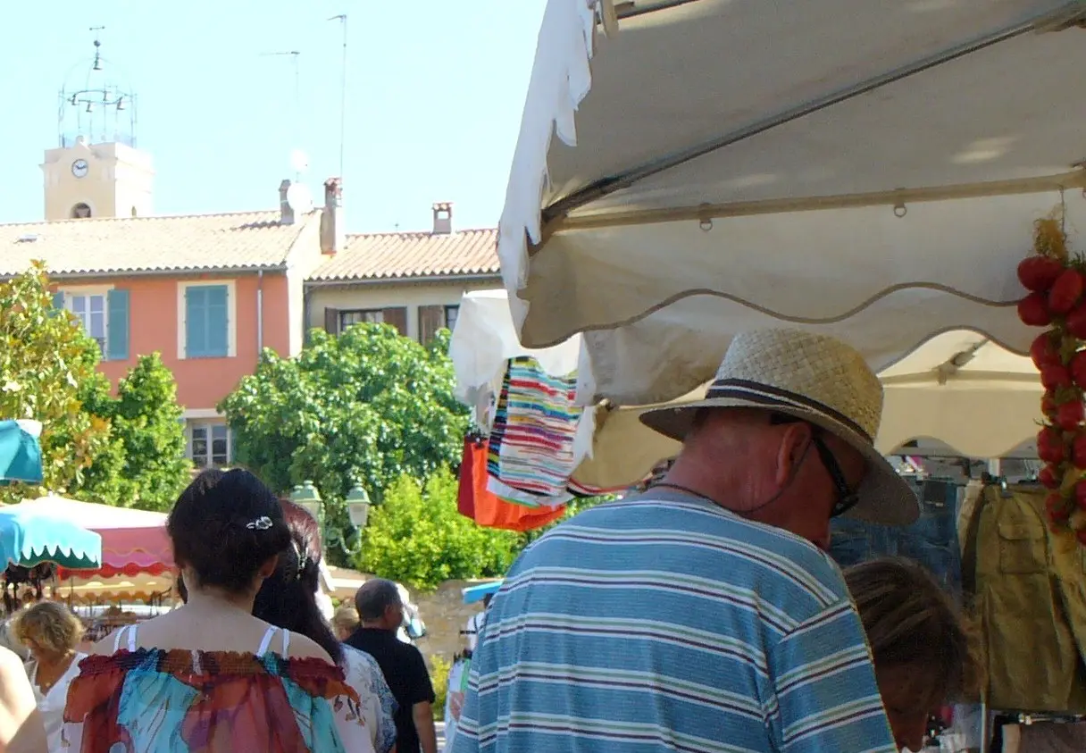 Petit marché du dimanche esplanade Charles de Gaulle